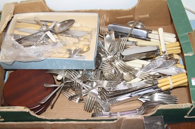 Lot 519 - A box of silver plated flatware