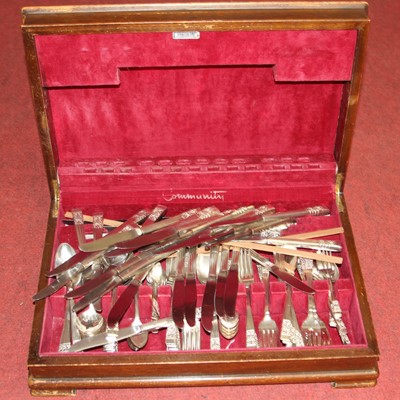 Lot 520 - A canteen of cutlery