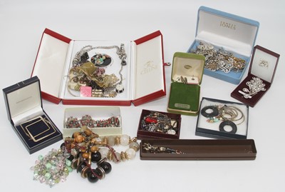 Lot 528 - A collection of costume jewellery