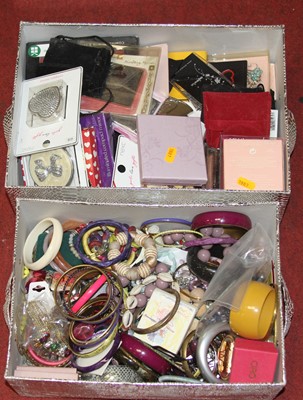 Lot 533 - Two boxes of costume jewellery and compacts,...