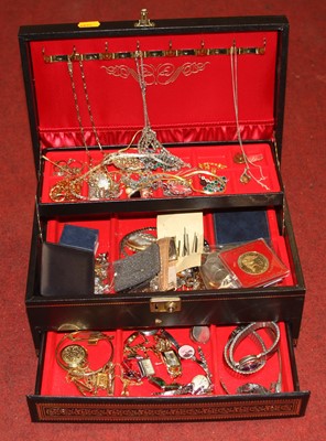 Lot 545 - A black leather jewellery box and contents of...