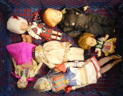 Lot 651 - A collection of vintage dolls