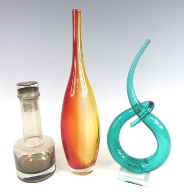 Lot 153 - Three pieces of contemporary art glass, to...