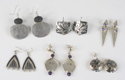 Lot 210 - A pair of Arts & Crafts style silver drop...