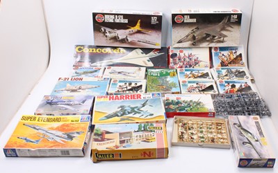 Lot 990 - A collection of mostly Airfix military...