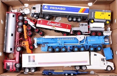 Lot 790 - A tray of mixed modern issue trucks, with...