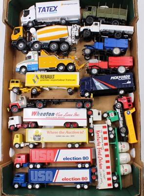 Lot 793 - A tray of mixed modern issue trucks, with...