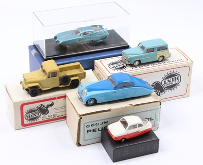 Lot 821 - A collection of 5 mixed 1/43rd scale white...