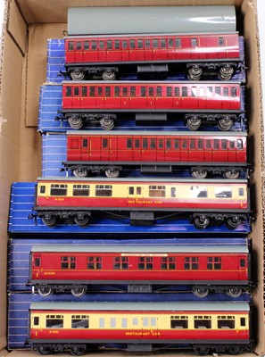 Lot 416 - Seven Hornby-Dublo coaches: two D20 maroon &...