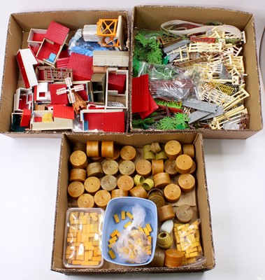 Lot 1582 - 3 trays of mixed Britains, Herald and similar...