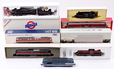 Lot 697 - A collection of boxed and loose HO scale...