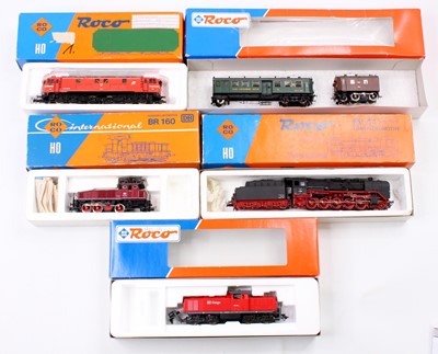 Lot 698 - A collection of five various boxed Roco H0...