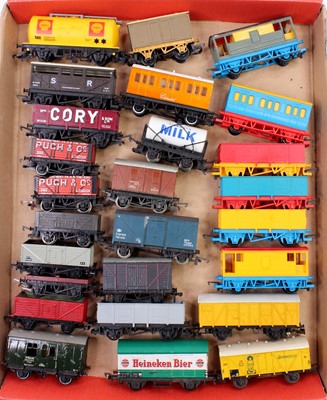 Lot 458 - 26 unboxed wagons of various makes, including...