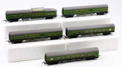 Lot 625 - Triang Transcontinental Passenger Stock Green...