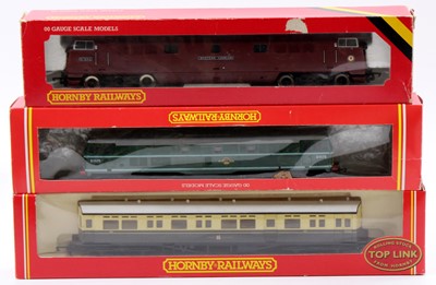 Lot 639 - Three Hornby items: R4025 GWR Autocoach, brown...