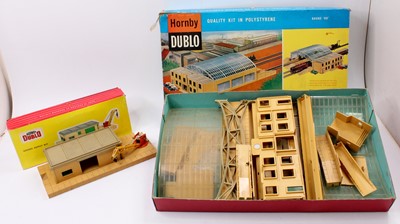 Lot 731 - Two Hornby-Dublo kit buildings: 5058 Terminal...