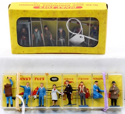 Lot 1091 - A Dinky Toys figure group to include a No. 010...