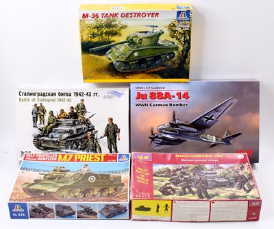 Lot 998 - A collection of 5 mixed scale military kits...