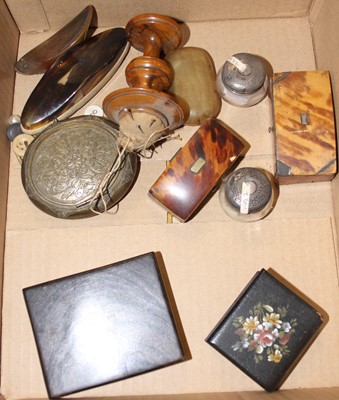 Lot 551 - A small collection of miscellaneous items to...