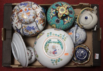 Lot 659 - A collection of ceramics, to include a Chinese...