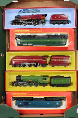 Lot 703 - Five various boxed Hornby and Triang 00 gauge...