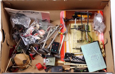 Lot 328 - A box of 00 gauge lineside accessories, to...