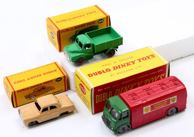 Lot 481 - A collection of 3 boxed Hornby Dublo Dinky...