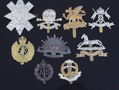 Lot 699 - A collection of cap badges and insginia, to...