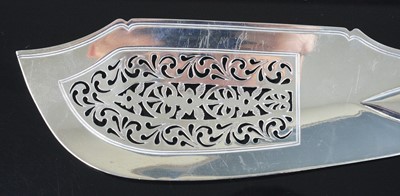Lot 2095 - A George IV silver cake slice, in the Fiddle...