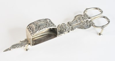 Lot 2106 - A pair of William IV silver wick-trimmers,...