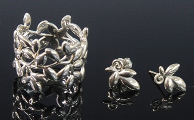 Lot 2585 - A Tiffany & Co silver 'olive leaf' ring,...