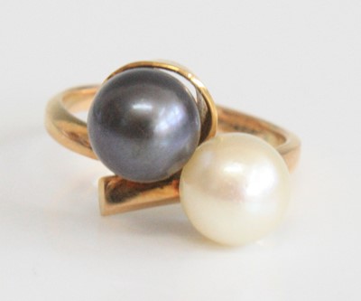 Lot 2614 - A yellow metal cultured pearl crossover ring,...