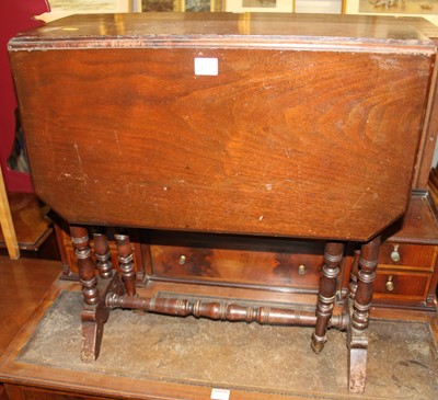 Lot 1257 - An Edwardian walnut Sutherland table