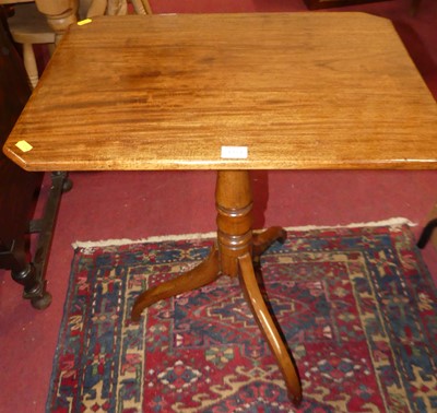 Lot 1354 - An early 19th century mahogany tilt-top...