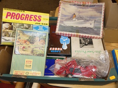 Lot 1501 - A collection of mixed vintage jigsaw puzzles,...