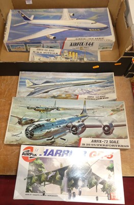 Lot 1552 - A quantity of mixed Airfix kits to include a...