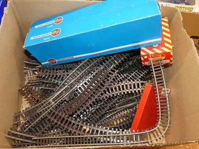 Lot 1599 - A quantity of 00 gauge lineside track and...