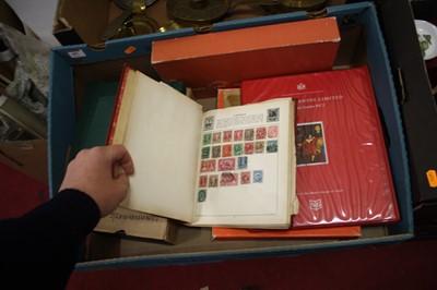 Lot 687 - A collection of vintage world stamp albums