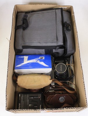 Lot 705 - A collection of vintage cameras, to include a...