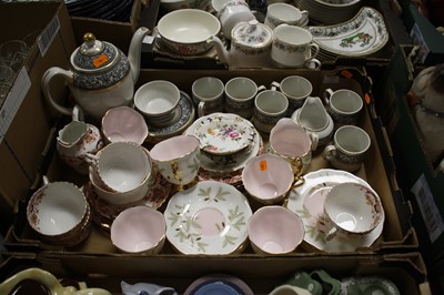 Lot 737 - A collection of ceramics to include Royal...