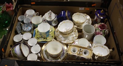 Lot 747 - A collection of ceramics to include a...