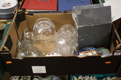 Lot 751 - A collection of glassware and ceramics to...