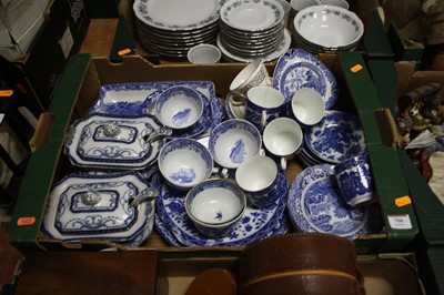 Lot 766 - A collection of blue and white ceramics to...