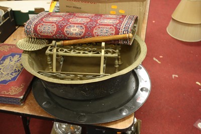 Lot 852 - A collection of metalware to include a 19th...