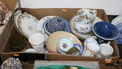 Lot 818 - A box of miscellaneous items to include a 20th...