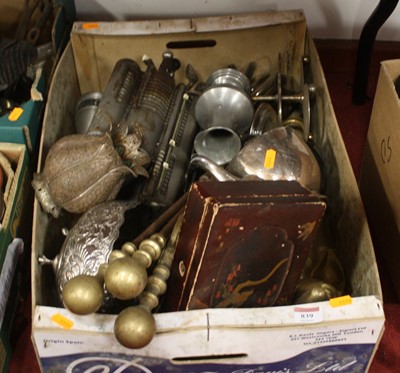 Lot 839 - A box of miscellaneous items to include a...