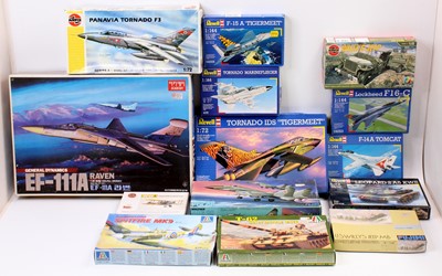 Lot 1778 - A collection of 14 mixed model kits, with...