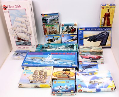 Lot 1779 - A collection of 18 mixed model kits with...