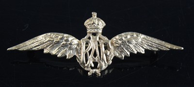 Lot 516 - A yellow metal R.A.F. sweetheart wing brooch,...