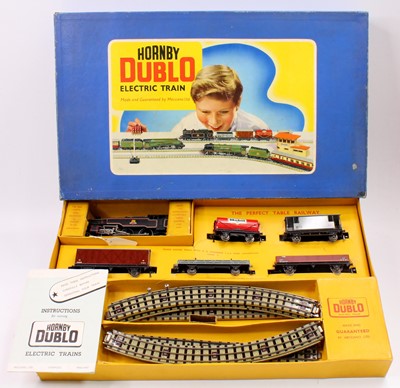 Lot 401 - EDG19 Hornby-Dublo 3-rail tank goods set...